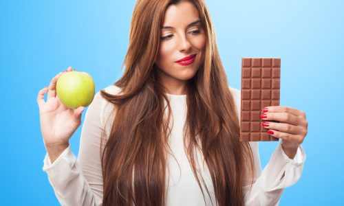 Como a Alimentação e o Estilo de Vida Podem Influenciar a Saúde dos Cabelos?